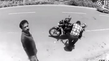 ladron arrepentido: robo una billetera pero la devolvio porque lo vieron ladron arrepentido: robo una billetera pero la devolvio porque lo vieron