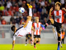 Una genial chilena de Benítez abrió el marcador en el Libertadores de América (@juanlp40) Una genial chilena de Benítez abrió el marcador en el Libertadores de América (@juanlp40)