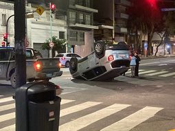 impresionante choque y vuelco en flores: hay un partrullero de la policia de la ciudad involucrado impresionante choque y vuelco en flores: hay un partrullero de la policia de la ciudad involucrado