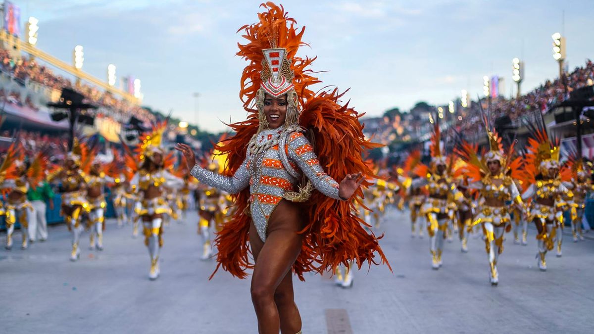 VIDEO: A una bailarina se le rompió el conchero durante el carnaval y ¡se  le vio todo!