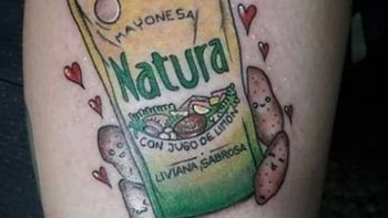 Se tatuó la mayonesa Natura y dicen que es la trucha: la verdad