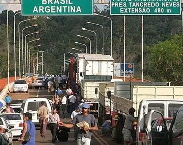 Miles de argentinos cruzan la Triple Frontera por productos y alimentos más económicos