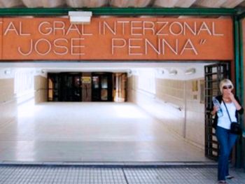 Un mujer mordió a una oficial de policía en un hospital