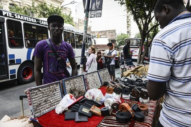 Vendedores ambulantes senegaleses denuncian abusos de la Metropolitana