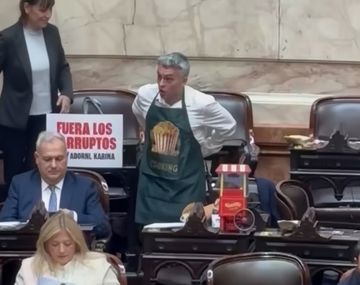 Paulón dio pochoclos en el Congreso durante el informe de gestión de Adorni