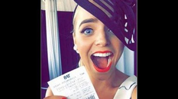 Perdió un premio millonario por publicar una selfie en Facebook con el billete ganador