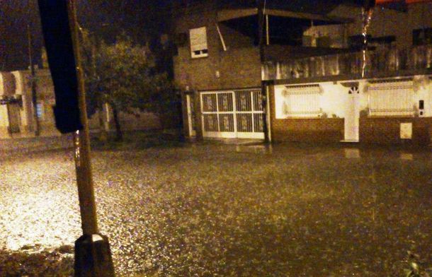 Se inundó Santa Fe: piden que la gente no salga de las casas