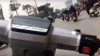 Arriesga su vida a bordo de una motocicleta y lo filma Arriesga su vida a bordo de una motocicleta y lo filma