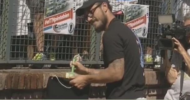 Crack en todos lados: Osvaldo ayudó a pintar una escuela en Flores