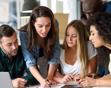 Según estudios de la Universidad de Harvard, uno de los factores clave para sentirse realizado en el trabajo es la interacción social.