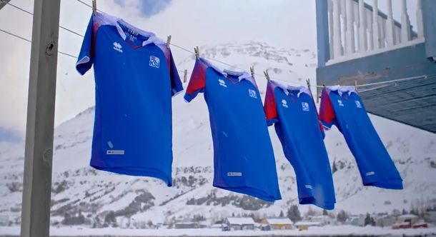 Fútbol bajo la nieve: la gran presentación de la camiseta de Islandia, rival de la Selección en Rusia