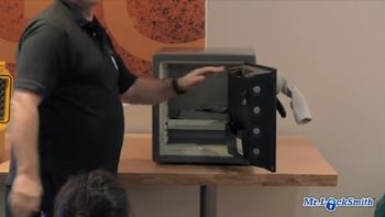 un cerrajero experto abrio una caja fuerte solamente con una media y un iman un cerrajero experto abrio una caja fuerte solamente con una media y un iman