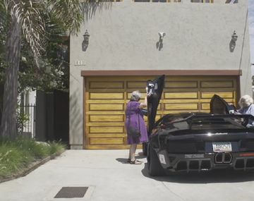 Dos abuelas salieron a pasear en un Lamborghini y estalló la web
