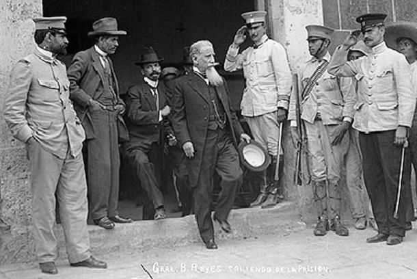 En 1911 llega al puerto de Veracruz el general Bernardo Reyes