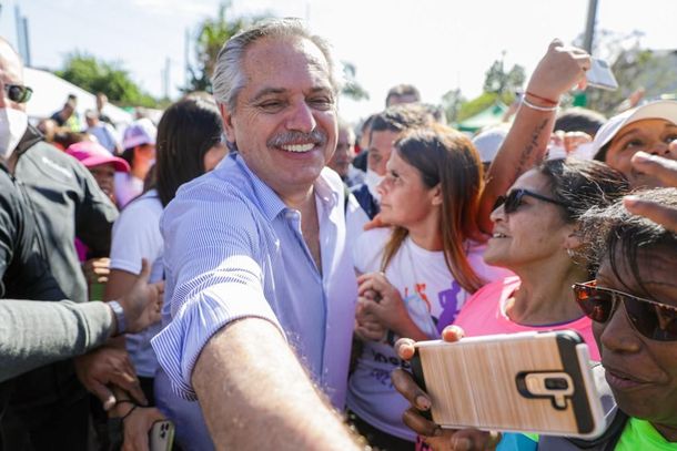Alberto Fernandez visitó José C. Paz y lo saludó una multitud