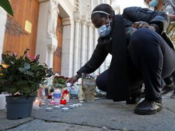 Niza, Francia. Homenaje en la puerta de la iglesia donde tres personas fueron asesinadas