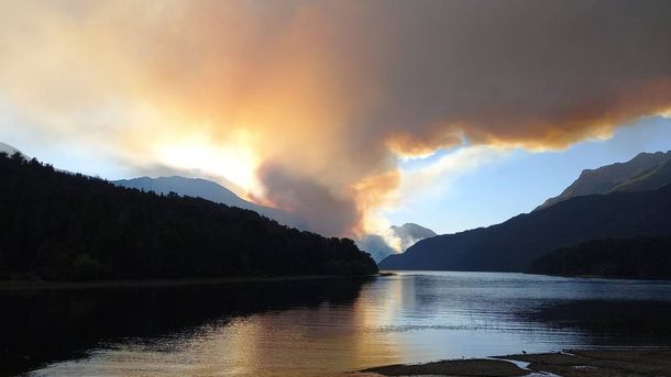 Bariloche: el clima dificulta el combate del incendio forestal en cercanías del Lago Steffen