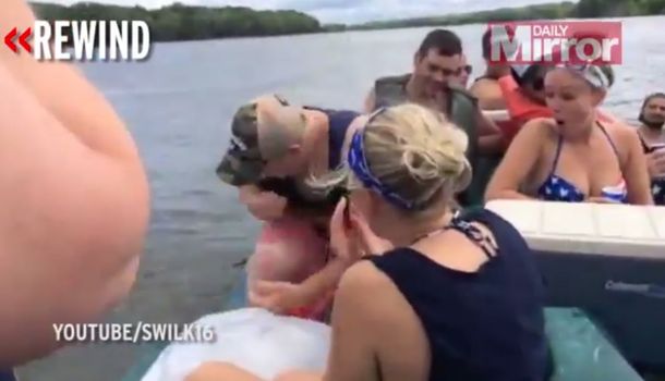 Le pide casamiento a su novia en un bote, pero la escena termina muy mal