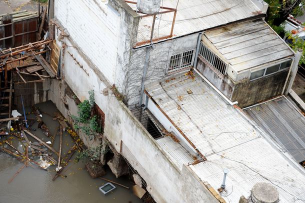 Se derrumban dos casas por una obra que se inundó