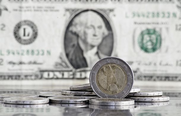 El euro y la libra esterlina subían contra el dólar en un día de mercados estadounidenses cerrados.