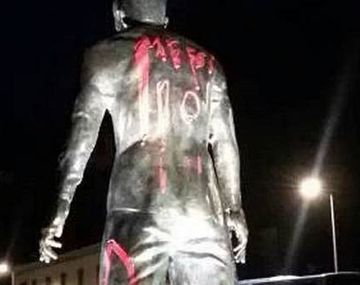 Pintaron el nombre de Messi en una estatua de Cristiano