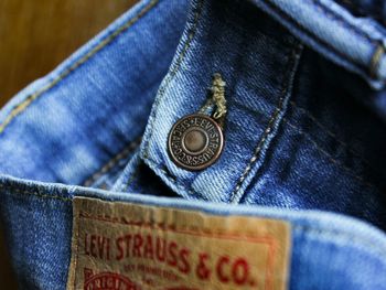 Inexplicable: por qué los jeans de marca en Argentina cuesta el doble que en Chile o México
