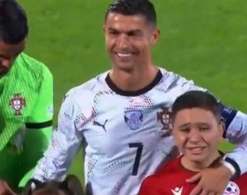 La emoción del chico que acompañó a Cristiano Ronaldo en Portugal vs Armenia