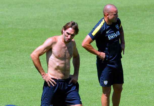 De buen ánimo, los jugadores xeneizes se divierten en el entrenamiento