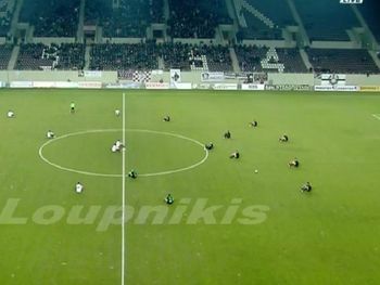 Histórico: 22 jugadores sentados en pleno partido por los refugiados