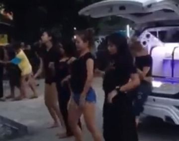 Bailaron durante la cremación de su amiga