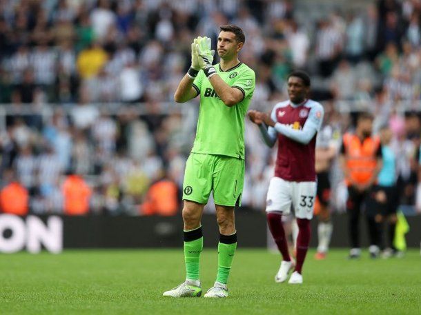 El mensaje del Dibu Martínez tras la goleada que sufrió en su debut en el Aston Villa