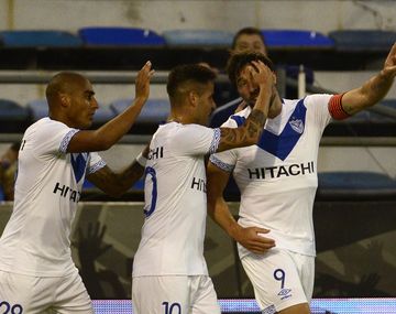 Pavone celebra su tanto, el primero del Fortín