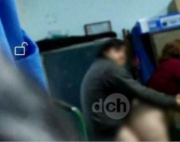 Así se filmaba el docente junto a la Bandera de Ceremonias.