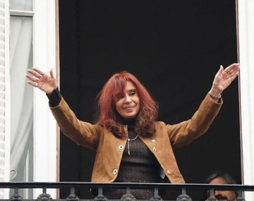 Cristina Kirchner saludó a la militancia desde el balcón de San José 1111