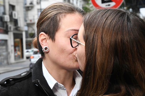 Piden 2 años de prisión para la joven detenida por besar a su esposa en la estación de Constitución