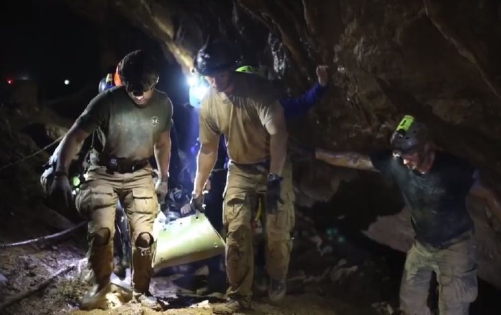 Los 12 chicos y su instructor fueron rescatados con éxito