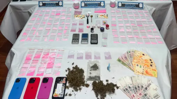 Parte de lo que se encontró durante los allanamientos. Foto: Policía de la Provincia de Buenos Aires. Parte de lo que se encontró durante los allanamientos. Foto: Policía de la Provincia de Buenos Aires.