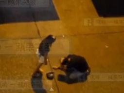 Se arrodilla para pedirle perdón y su novia lo patea