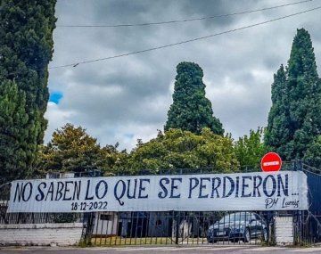 La increíble bandera que apareció en el cementerio de Lanús