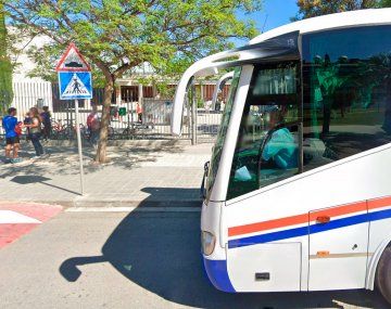 Micro escolar a las puerta de la Escuela Maria Ossó de Sitges, en una imagen de Google Maps