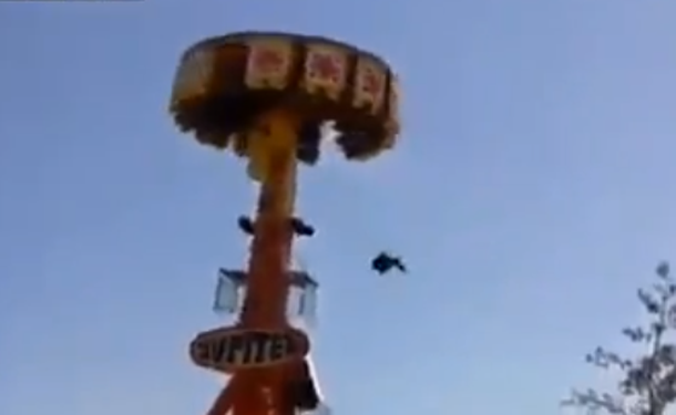 Cayó al vacío de una atracción de un parque de diversiones