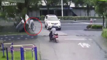 Un auto lo pasó por arriba volando, destruyó su bicicleta y salvó de milagro Un auto lo pasó por arriba volando, destruyó su bicicleta y salvó de milagro