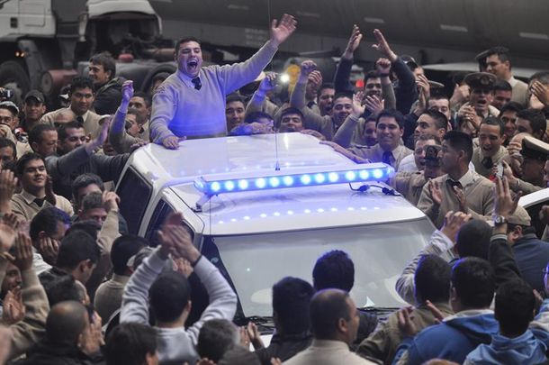 La protesta de prefectos y gendarmes sigue al menos hasta el martes