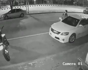 Se bajó sin mirar por el espejo y una moto lo atropelló