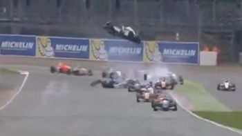 el espectacular vuelco de un auto en silverstone el espectacular vuelco de un auto en silverstone