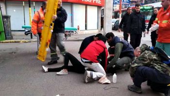 La mujer fue atendida en el lugar y luego hospitalizada. No sufrió heridas de gravedad La mujer fue atendida en el lugar y luego hospitalizada. No sufrió heridas de gravedad
