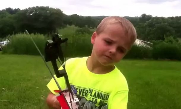 Un nene lanzó una flecha sin mirar y acertó al blanco