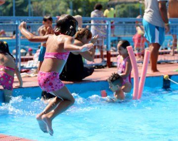 Otitis, piojos y hongos, las afecciones más comunes de las colonias de verano