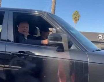 Grabaron a Bruce Willis cuando paseaba en auto mientras su salud se agrava
