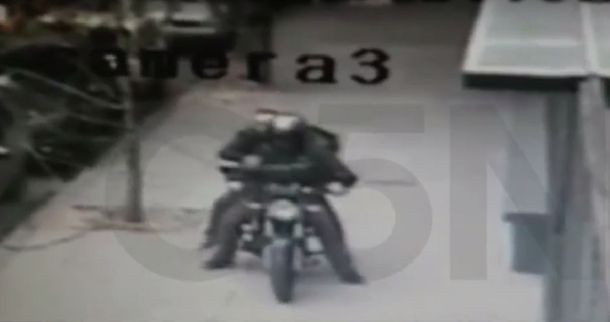 VIDEO: Fue al banco, sacó el sueldo entero, lo guardó en el auto y le robaron todo